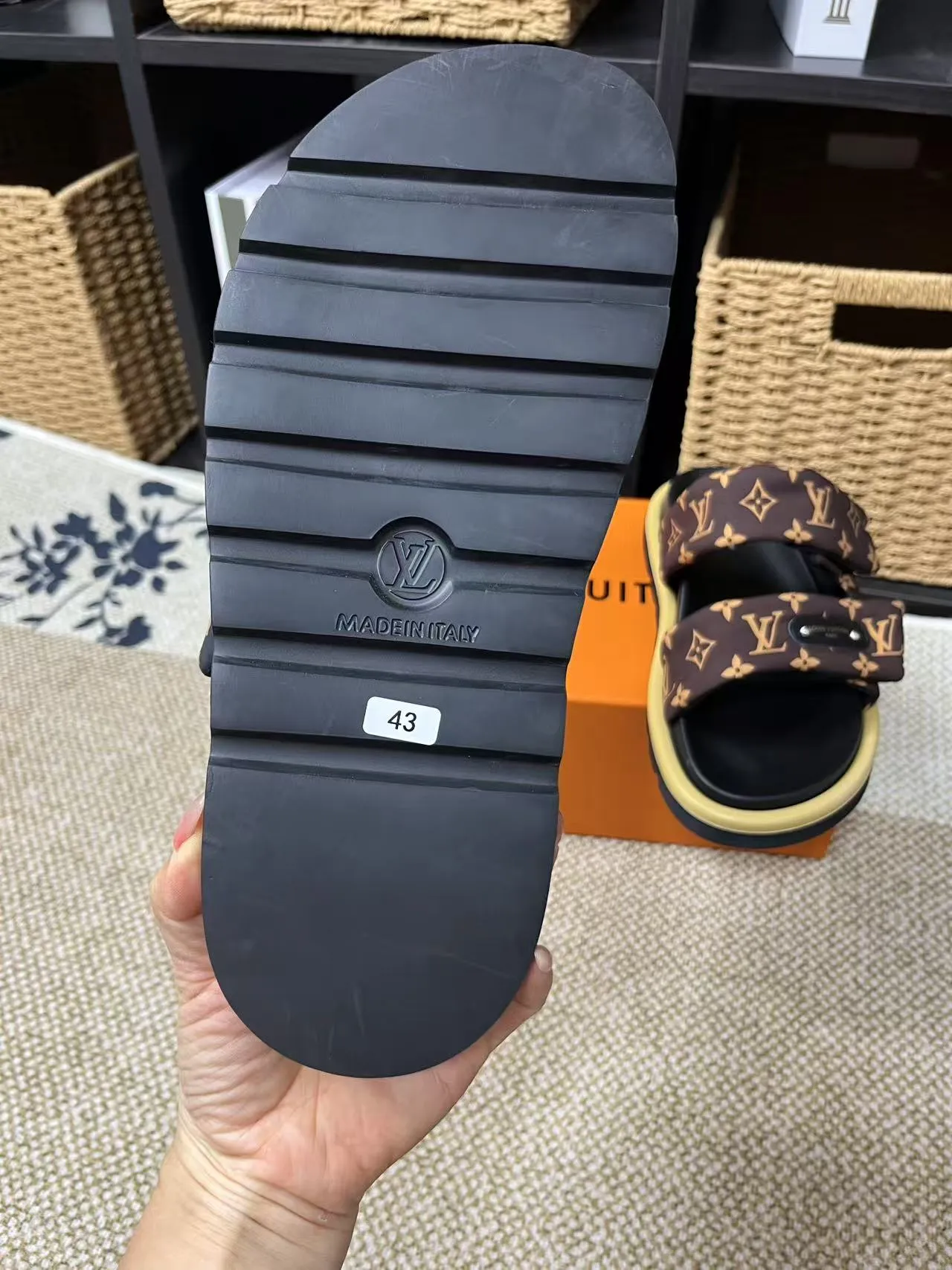 P340 yuan LV Louis Vuitton Full of high-end feel! A popular model among bloggers at home and abroad, it’s retro and fashionable, and looks stunning on your feet! Mainly recommended model on the official website★ ━━━━━ ЅᏇєєt ━━━━━ ▪️Upper: original calfskin ➕5D printing process ▪️Inner: imported mixed sheepskin ▪️Outsole: original molded foam outsole ▪️Size: Female 35-40 Men's 39-44 (women's 41 men's 45)